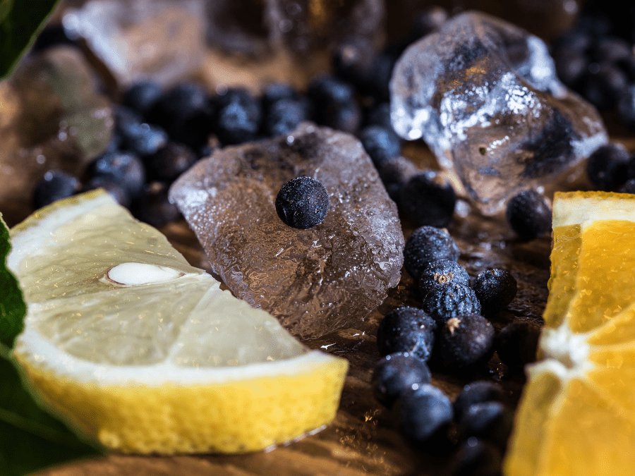 Juniper berries with ice and lemon