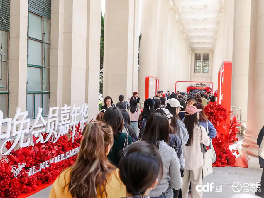 Queue of consumers for China Duty Free event