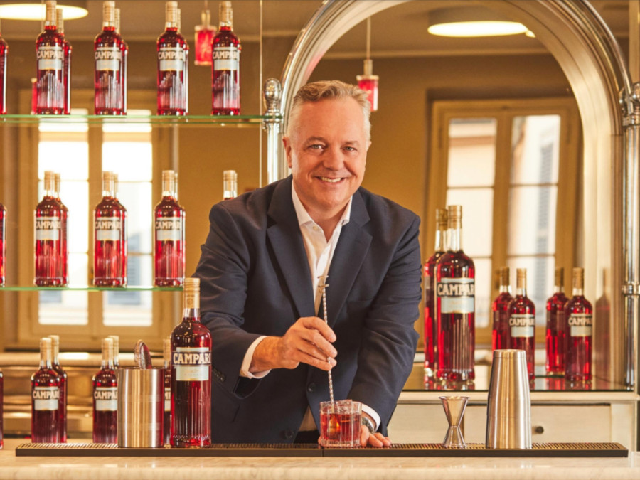 Simon Hunt preparing a negroni serve at a bar