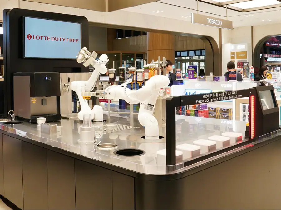 Two robot bartenders in Lotte GTR store