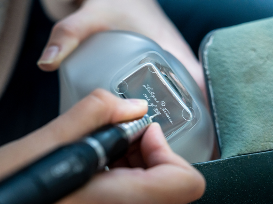 Hand-engraving on Beluga Epicure Series II decanter