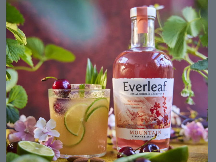 Bottle of Everleaf Mountain with a non-alcoholic mai tai serve