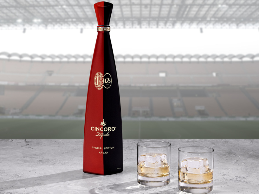 The limited edition Cincoro Añejo x AC Milan bottle