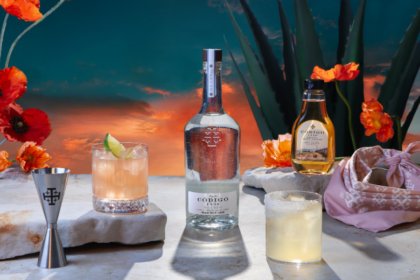 Codigo 1530 bottle next to serves and cocktail kit
