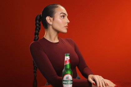 Georgina Rodríguez with a bottle of Holsten