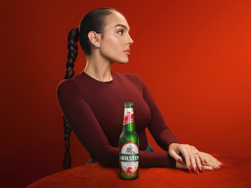 Georgina Rodríguez with a bottle of Holsten