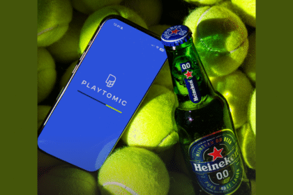 Playtomic on phone with Heineken 0.0 bottle