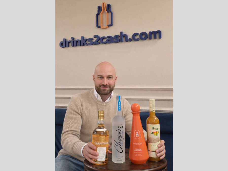 Marcin Lukasiewicz with drinks2cash.com logo