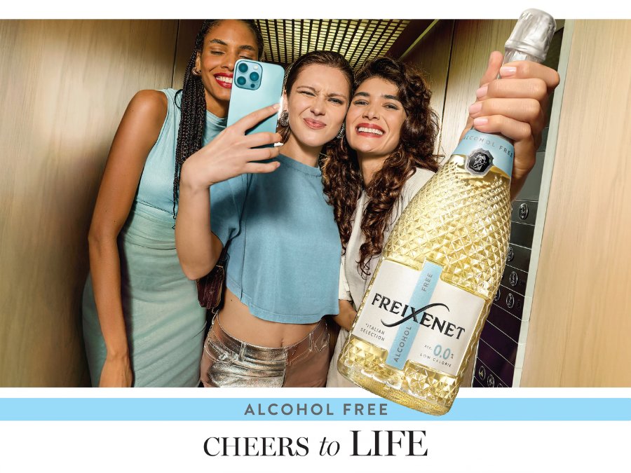 Two consumers with Freixenet Diamond 0.0 bottle